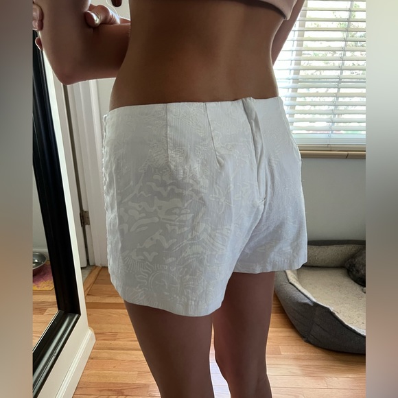 Lilly Pulitzer sz 2 white shorts w appliqué - Picture 6 of 8